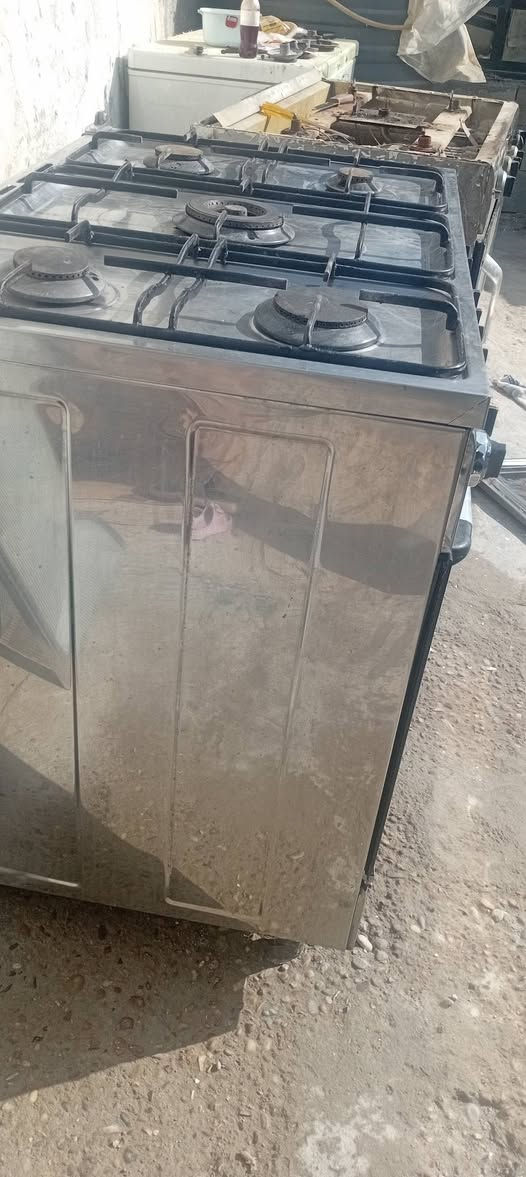 سلام عليكم طباخ شغال فرن وعيون نضيف البيع السعر ١٣٥ وبي مجال مكاني ابو غريب عرب جلوب رقم ***********اثير /***********
