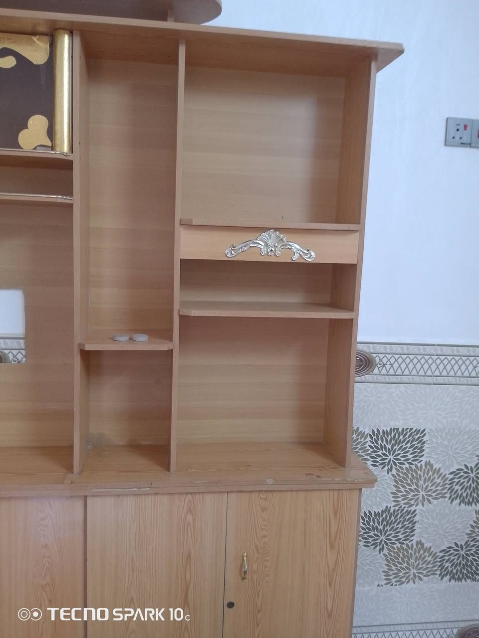 معرض للبيع مقسوم قطعتين قطعه بوفيه وقطعه معرض يصلح مكتبه ويصلح كاونتر مطبخ السعر مناسب جدا التواصل خاص اتصال ***********  واتساب ***********
