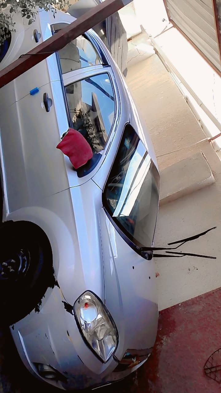 السلام عليكم سيارة افيو موديل 2009 نظيفه مكفوله مكينه وكير وبعد احله من الصورة رقم بغداد وتحويل مباشر مكاني حصوه الاسكندريه 
رقم الهاتف ***********
