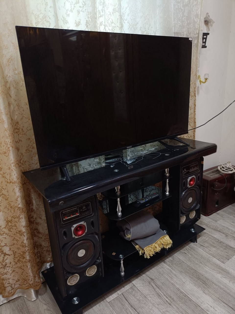 بلازمه NEW LG حجم 50 سمارت ام النت  مع ميز للبيع سعر 350 بيها مجال *********** البراضعبه شارع القصور
