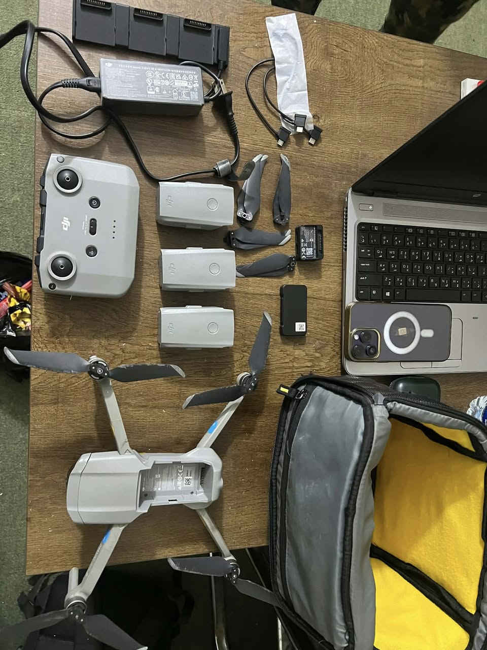 مافك اير 2
وياه 3 بطاريات 
الارتفاع 500 متر 
المده 10 كيلوات 
وياه جنطه وشاحنه وريش احتياط 
وفلاشات كامره عدد 3
استخدام شخصي 
نظامه 3 سرعات
***********
