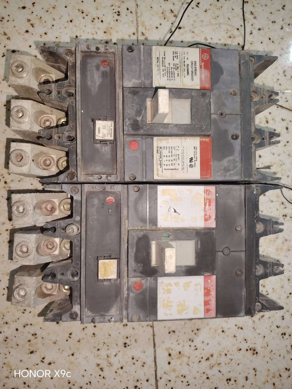 قواطع دوره للبيع العدد اربعه ثنين كبار 600 امبير وثنين صغار 300 امبير
العنوان /بعقوبه قرب فلكه الامين 
ه‍ / ***********
