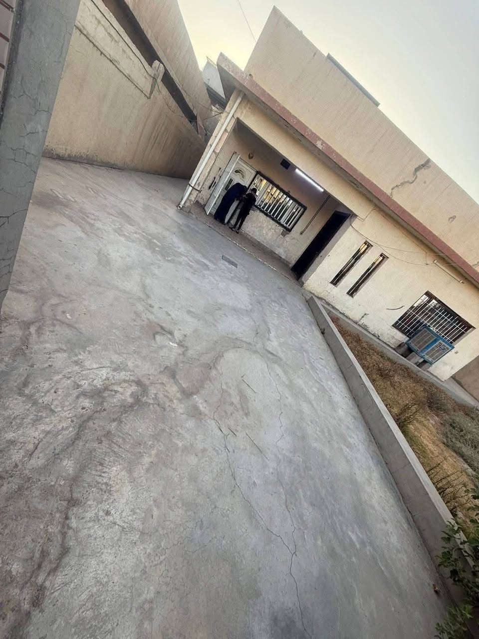 #دار #للبيع طابق واحد المساحة (400) متر 
♦️طابو صرف 
♦️واجهة (20☆20)  
   شارع عريض موقع مميز 

♦️المحتويات: 
  (غرفتين نوم هول استقبال مطبخ صحيات داخلية وخارجية كراج وحديقة ) 

♦️عنوان الدار : القادسية الاولى مقابل مجمع مالك خلف التجاري  

♦️للاستفسار الاتصال :*********** متوفر واتساب 

♦️او زيارة مكتب اراز للعقار 
  القادسية الثانية سايدين المرور القديم مجاور حلويات كولدن سويت
