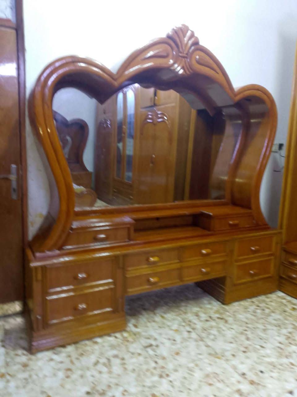 مكلف بلنشر غرفه تسكام نجاره صاج درجه اولى ضخمه بورمي ثكيله مليون وربع وبيه مجال مكانه حله للاستفسار الاتصال على الرقم ***********
