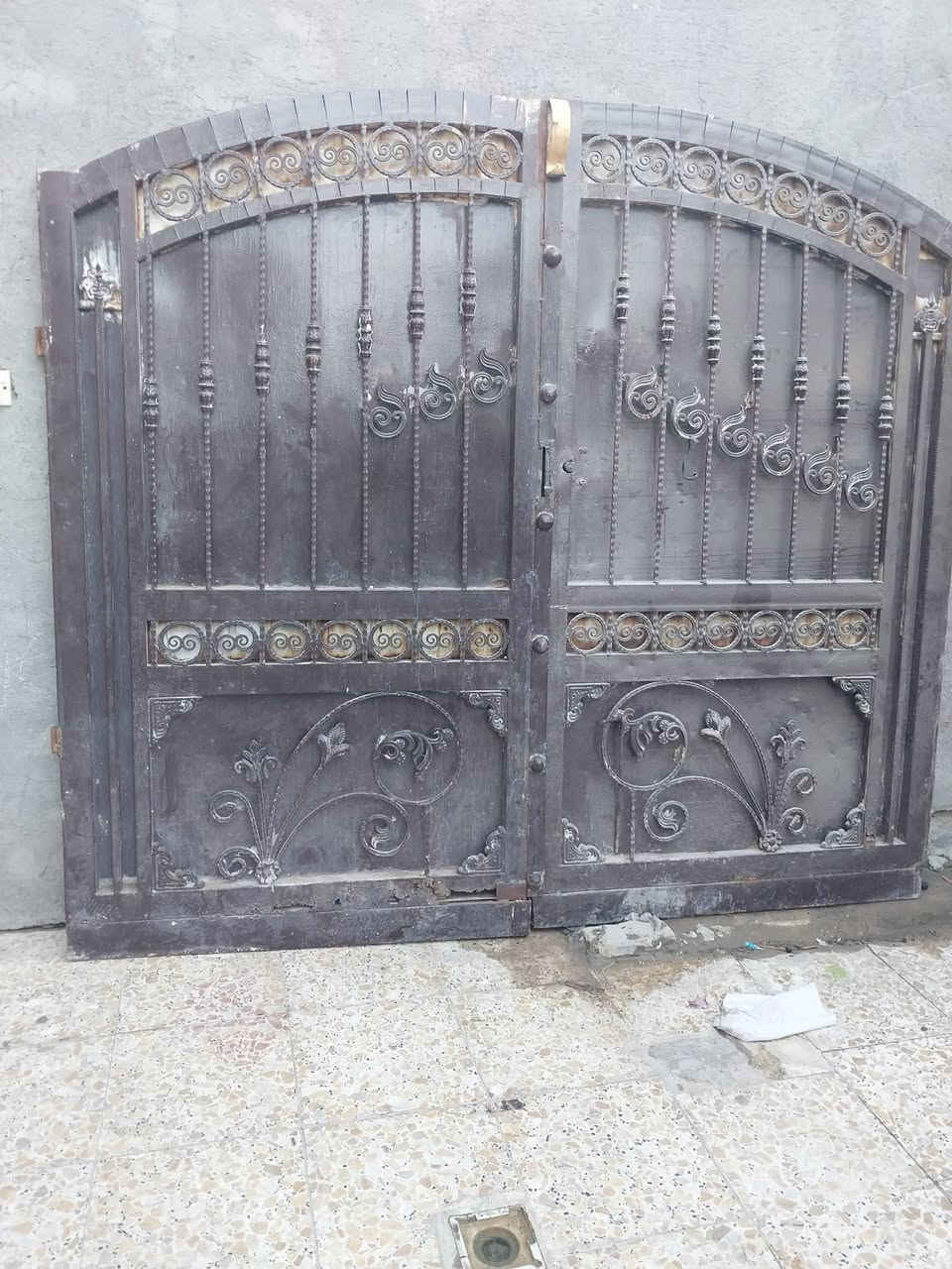 باب للبيع مترين ونص عرض ارتفاع ٢ حديد ثقيل 
بغداد مدينة الصدر 
*********** سعر ١٥٠ الف
