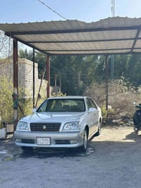 تيوتا كراون • أبيض محجل • رقم كركوك