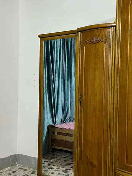 السلام عليكم غرفه اخشاب درجه اولى صاج داخل خارج للبيع السعر ٩٠٠ الاتصال على الرقم ***********
