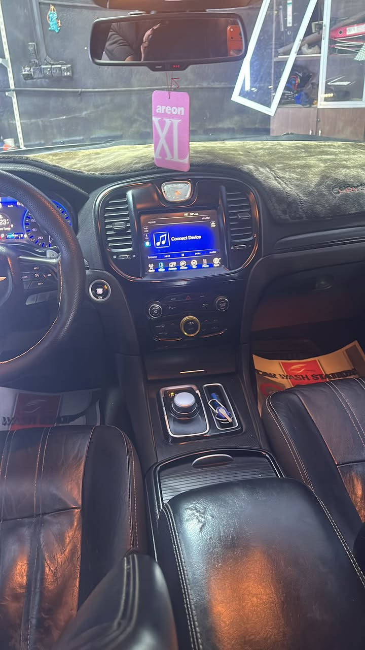 السلام عليكم اوباما S300 للبيع موديل 2015 سياره جاهزه مكينه كير  تبريد كله شغال رقم بغداد دولي مواصفات S معروفه بانوراما حادثه مال امريكا جاملغ وبنيد بدون داخل وبالعراق بيه قطعه صبغ وجاملغ سياره ربع متصرف عليها مكانها كربلاء السعر 180 مجال بسيط ***********
