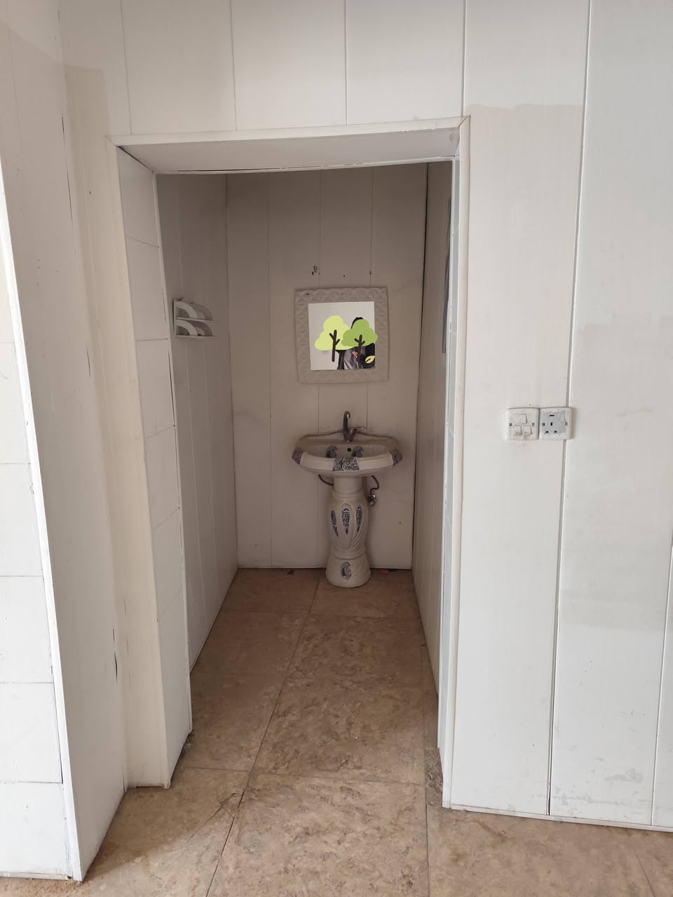 للبيع والإيجار
############
اربع محلات متكاملة من جدران وأرضية وسقوف ثانويه ـ كل محلين معزولات على حده ..محلين جاهزات لمطعم والمحلين الباقيات جاهزات لأي عمل ..
شارع البورحمن ـ قرب شاكر الحماده - مجاور باجة المذاق ـ ***********
