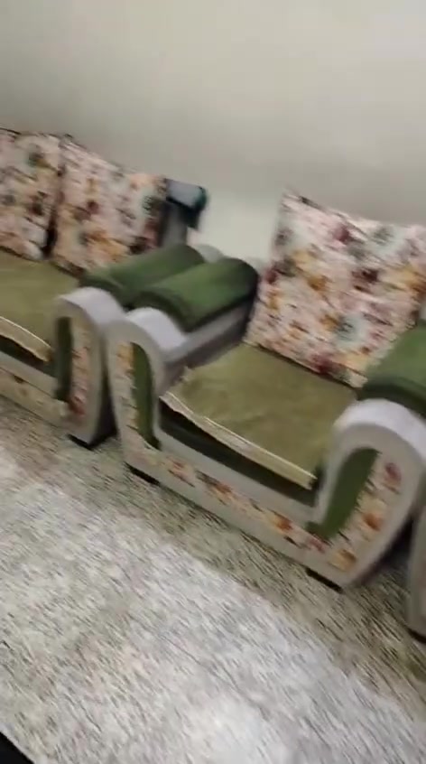 سلام عليكم ✋✋ 

قنفات للبيع مع البرده 

السعر :  300 ألف وبيها مجال 

العنوان :  بغداد 

الرقم :  ***********
