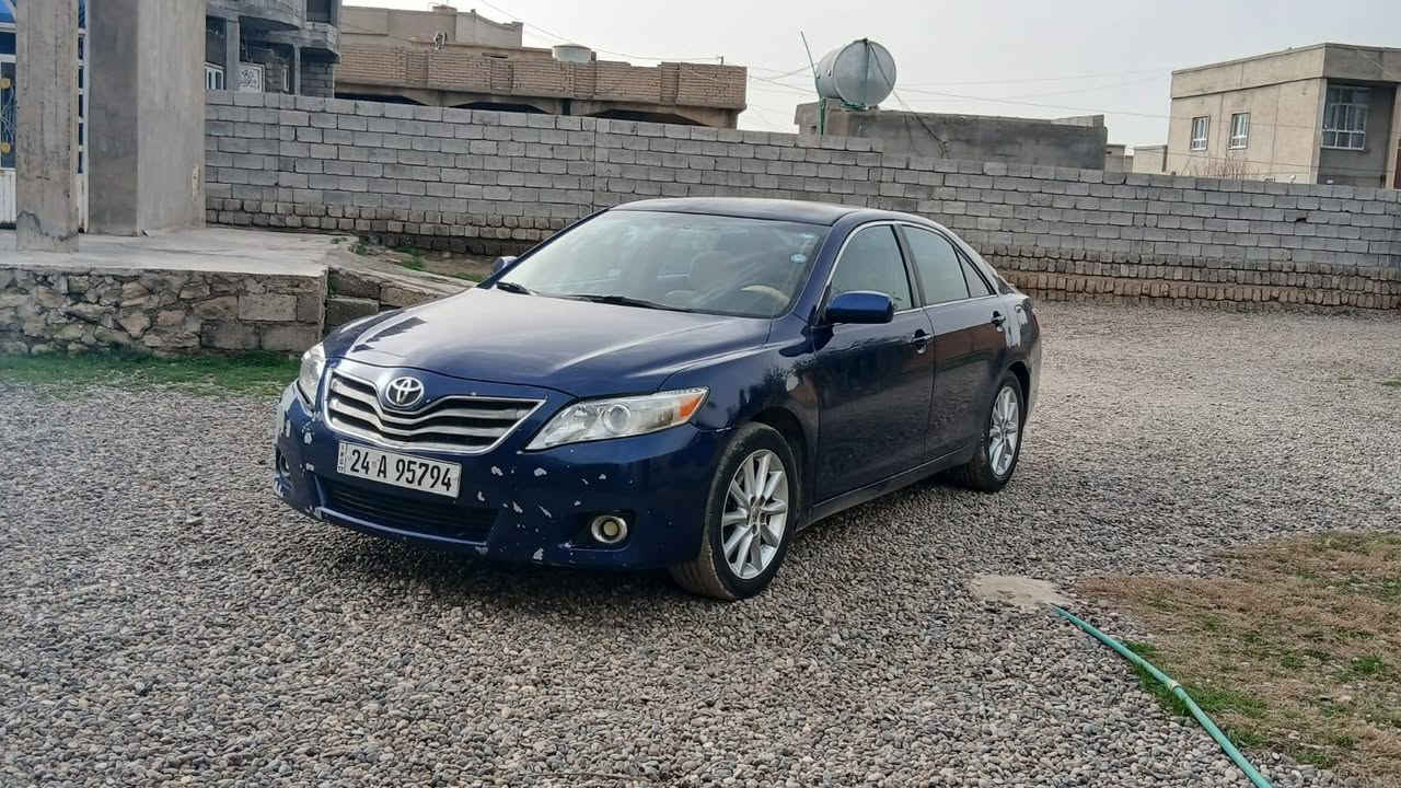السلام عليكم
للبيع Toyota Camry 2011 
 او مراوس بسياره اقل منها او مقدمه 
محرك 2500
كير عادي 
رقم دهوك انكليزي
سنويه جديده
 هزه جديده
طخم جديد
شاشه كامره
مثبت سرعه
اربع جوم اوتو
لايت زينون 
ويل كب
السياره بيها ثلاث قطع بدون دواخل
للستفسار اتصل : ***********
