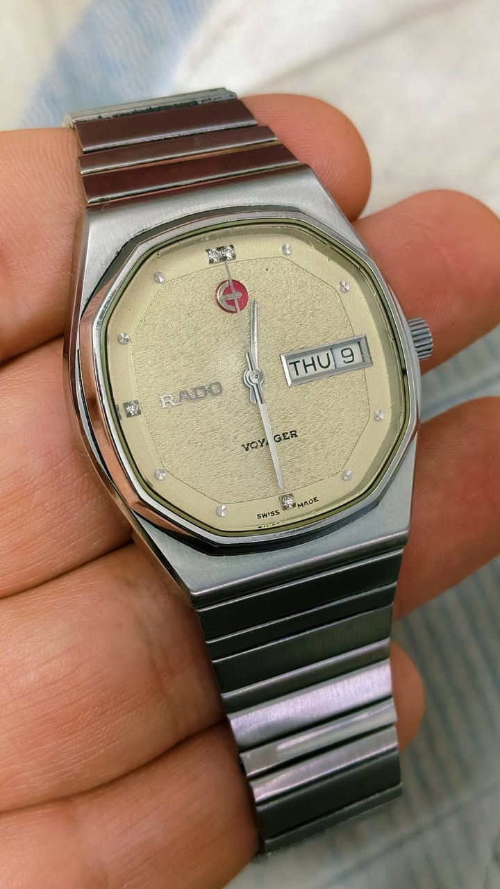 السلام عليكم رادو rado voyager اوتوماتيك 
4فص الماس قطر 36
سير واسع مينه صدف نضافة تامة 
ماكنة ذهبية تاريخ يومي شغال 
***********
