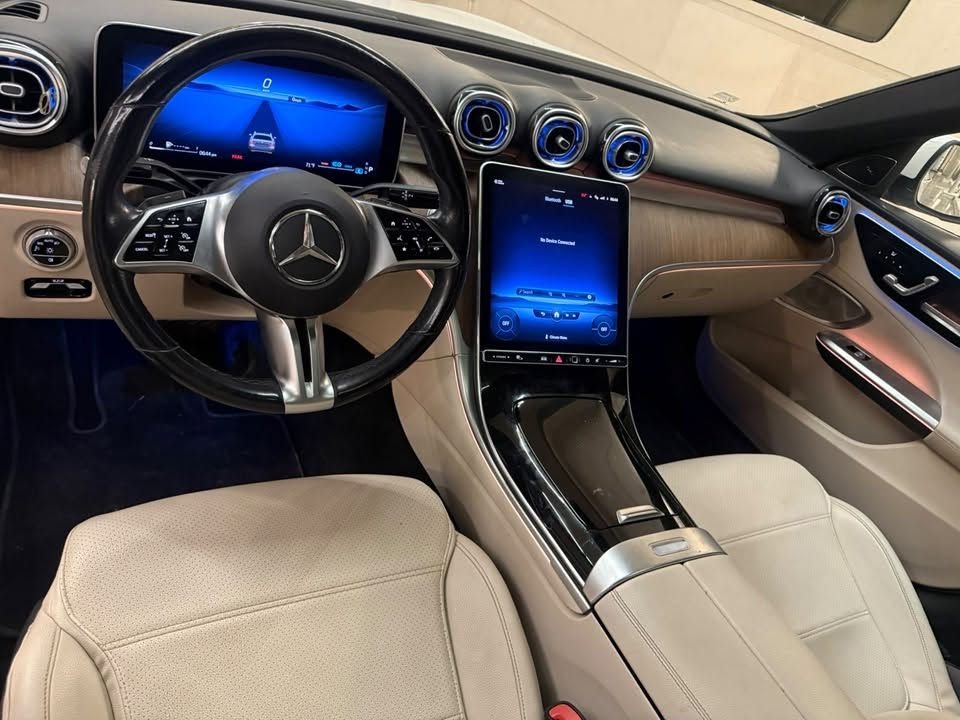 مارسيدس c300 موديل 22 وارد أمريكي حادثها صندوق فقط ضربه وصبغ بسيط بيه رايديها ٣٢الف للتواصل ع الرقم  *********** ‬

