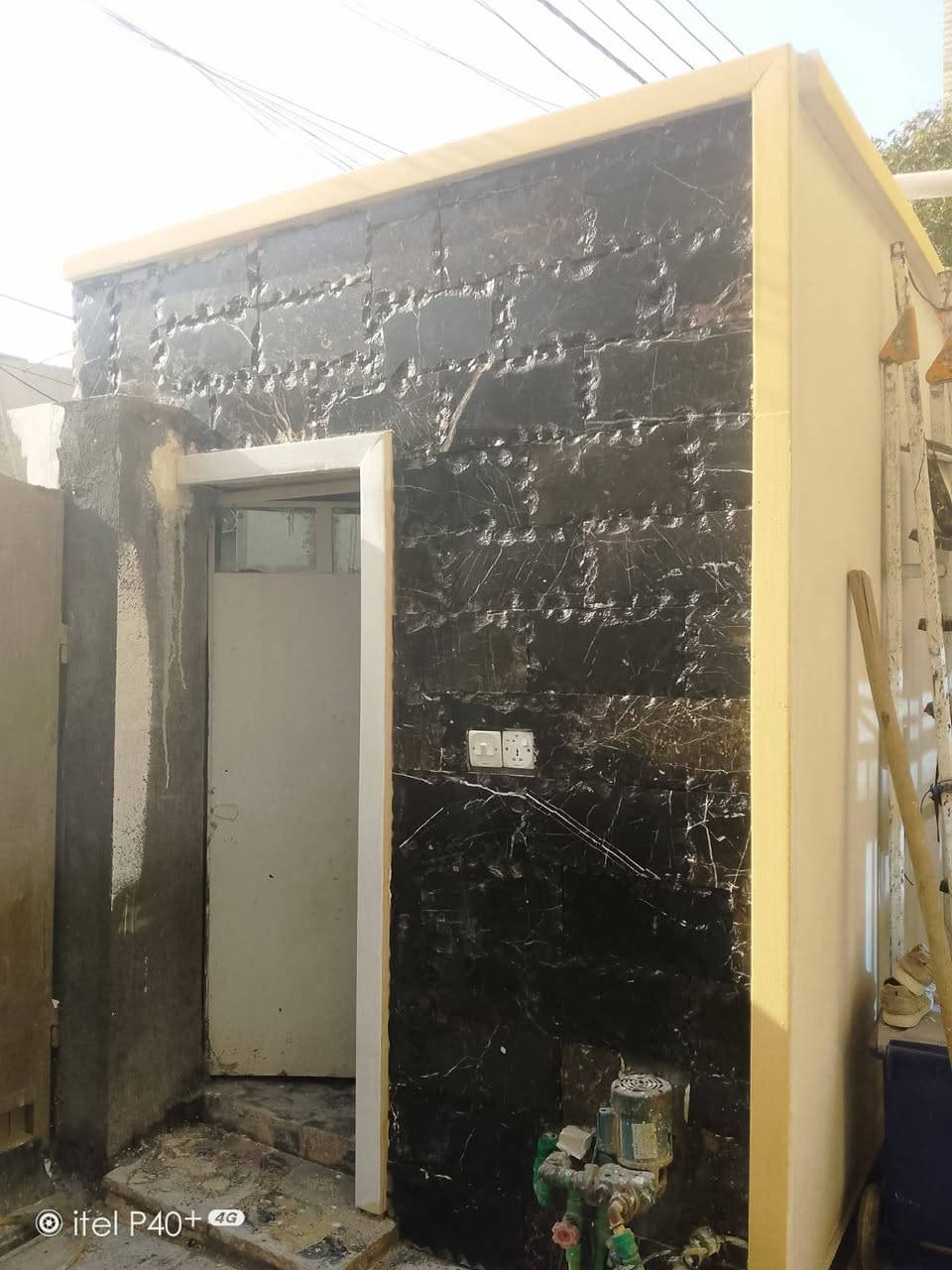 السلام عليكم بيت 100متر للبيع
حي طارق شارع الوسط دربونه بيت مري
ثالث بيت عن الشارع يحتوي على استقبال 5/3
صاله  مطبخ معزول عن البيت
غرفة نوم 5/4
حمام داخلي وخارجي
منور 
صطح وبيتونه مطبك شتايكر
البيتونه عوزها لبخ 
البيت مطبك كاشي عدى غرفه النوم شتايكر
السعر 65 بيه مجال بسيط
‏‪***********‬‏
