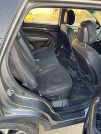 سيارة سورنتو للبيع بيه ضربه جاملغع بالباب مال سايق موديل 14مكينه أربعه...