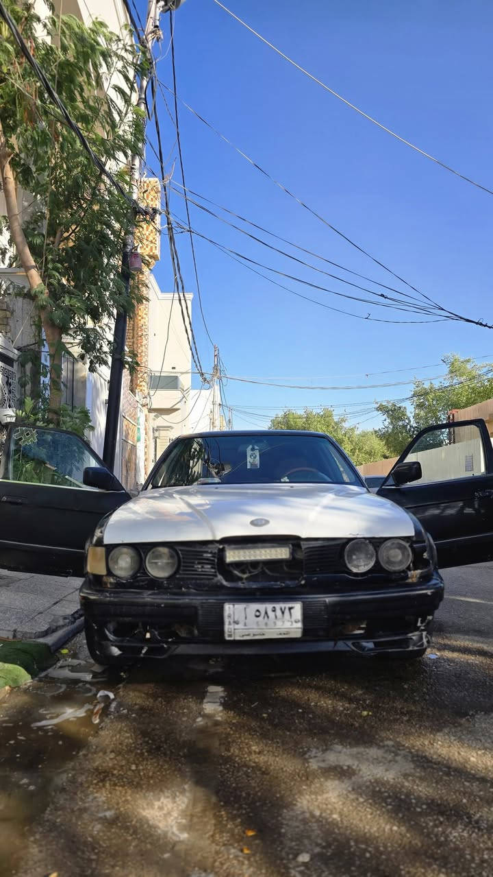 ​🚗 للبيع: بي ام دبليو الفئة السابعة (BMW 700 Mod 92) 🚗
⚙️ المحرك والـكير: بطة 300 (كارتون، بضمان ترايك وين ما تريد).

​⚡ الكهربائيات: تحويرة حلوة ومضبوطة، والفتحة شغالة 100%.

​📑 السنوية والورقيات: السنوية باسمي ومجددة لغاية 2029، وباقي بس استلام الرقم الإنكليزي الجديد.

​🛠️ القطع المستبدلة حديثاً (كولشي جديد): 

​سلف وباتري جديد.

​بلكات ودسكات جديدة.

​بخاخات وفيت بمب جديد.

​دواخل السيارة بحالة الوكالة (جديدة ونظيفة).

​🔧 النواقص: تحتاج فقط حدادية صدر وترتيب البجم. وتبريد 

​📍 التفاصيل التجارية والتواصل:

​📌 الموقع: النجف الأشرف - حي السلام.

​💰 السعر: 22 ورقة 

​📞 رقم الهاتف: [***********]

​ملاحظة: السيارة جاهزة ومكفولة من الأمور الأساسية،
