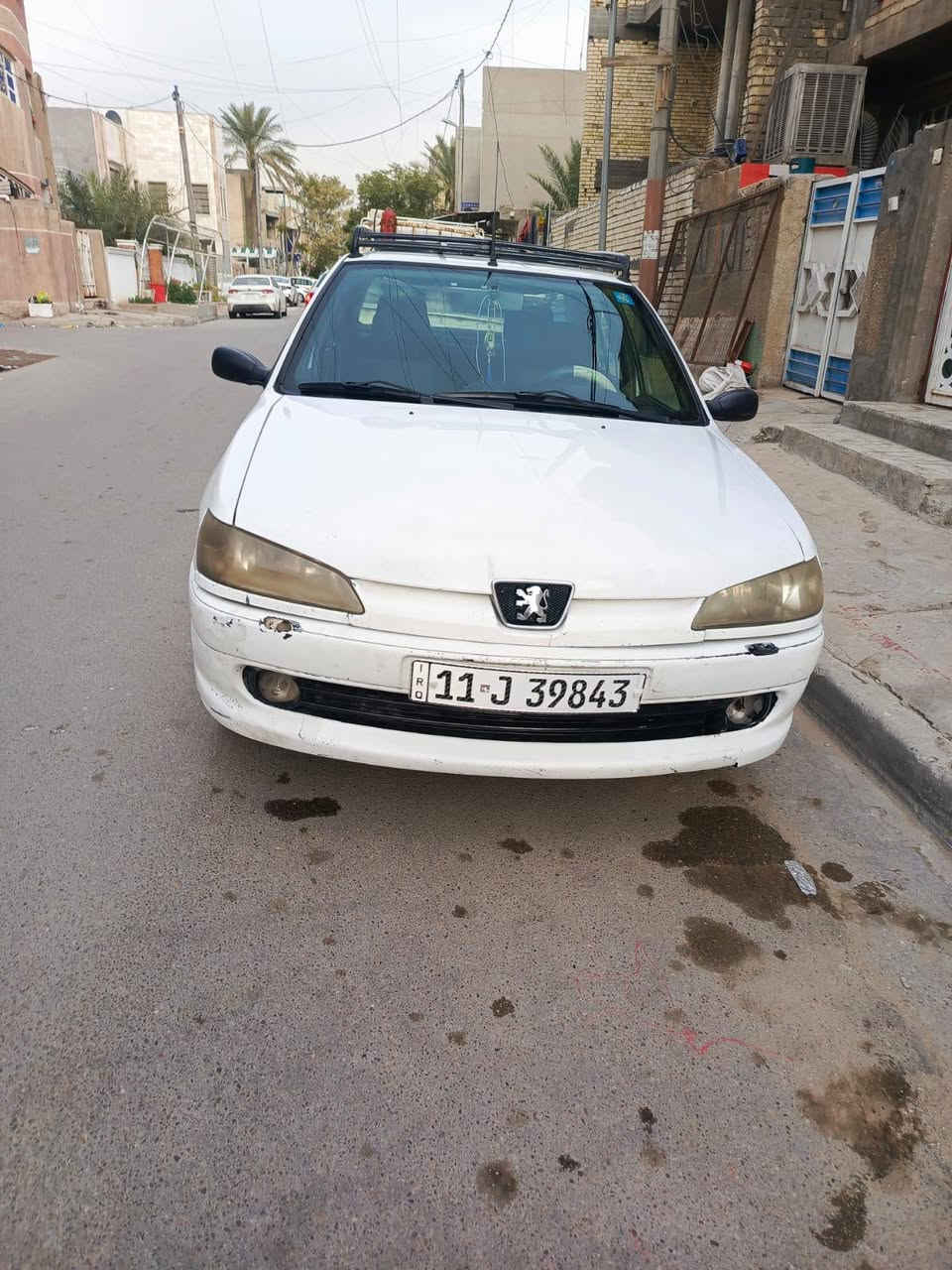 السلام عليكم سيارة بيجو موديل 2002 للبيع رقمها انكليزي سنويتها مجددة 5 سنوات كير ومكينة تايرات وصدر جديد وكشرها هل تشوفونة سعرها 42 ورقة وبيها مجال مكاني بغداد الحرية الدولعي شارع الغاز *********** الشراي يتصل
