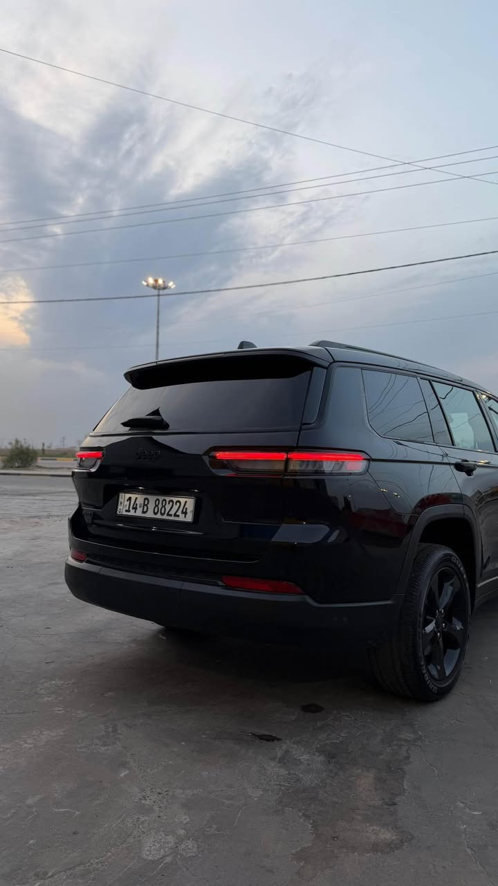 للبيع: جيب جراند شيروكي 2023 (7 راكب) - Black Edition

المواصفات الأساسية والفنية:

• الموديل: 2023 (الجيل الجديد WL).

• المحرك: 6 سلندر 3.6L Pentastar (CC 3.600).

• المسافة المقطوعة: 48 ألف كم (قابل للزيادة).

• اللون والمظهر: أسود ملكي (Black Top) - رينجات
سوداء حجم 20 إنش مع شبك أسود أصلية.

• نظام الدفع: 4x4 دفع رباعي مع أنظمة قيادة متعددة.

المواصفات التقنية والداخلية:

• الشاشات: شاشة لمس كبيرة تدعم Wireless Apple CarPlay & Android Auto + لوحة عدادات رقمية (Full Digital).

• التشغيل: نظام تشغيل عن بعد (Remote Start) + دخول ذكي بدون مفتاح (Keyless).

• التكييف: تكييف مركزي (قطعتين) مع لوحة تحكم خلفية منفصلة.

• التحكم: ناقل حركة دوار (قرص) + تحكم كامل من المقود (ستيرنج).

• المنافذ: مخارج شحن Type-C و USB أمامية وخلفية + مخرج كهرباء (AC 115V).

• المساحة: سيارة عائلية 7 راكب مع مرونة عالية في طي المقاعد.

أنظمة الأمان والراحة:

• الأمان: رادار أمامي، نظام الحفاظ على المسار (Lane Management)، وكاميرا خلفية عالية الدقة.

• الإضاءة: نظام LED بالكامل (أمامي وخلفي) مع إضاءة نهارية مميزة.

• المرايا: مرايا جانبية كهربائية مع خاصية التدفئة وتعتيم تلقائي.

• المساعدة: نظام المساعدة على منحدرات ونظام فرامل الطوارئ.

حالة السيارة والأوراق:

• التقرير: وارد حادث (سرقة فقط) - مفتوحة القطع ومرجعيها نفس قطع السيارة وكالة (نفس اللون) وبشرط الفحص.

• الرقم: رقم بصرة مميز (بإسمي الشخصي).

• الأوراق: سنوية جديدة وكاملة من كل شيء، والسيارة جاهزة للتحويل (تجي وتدلل).

💰 السعر: 287 ورقة

📍 الموقع: البصرة.

📞 للتواصل: *********** البصرة, العراق
