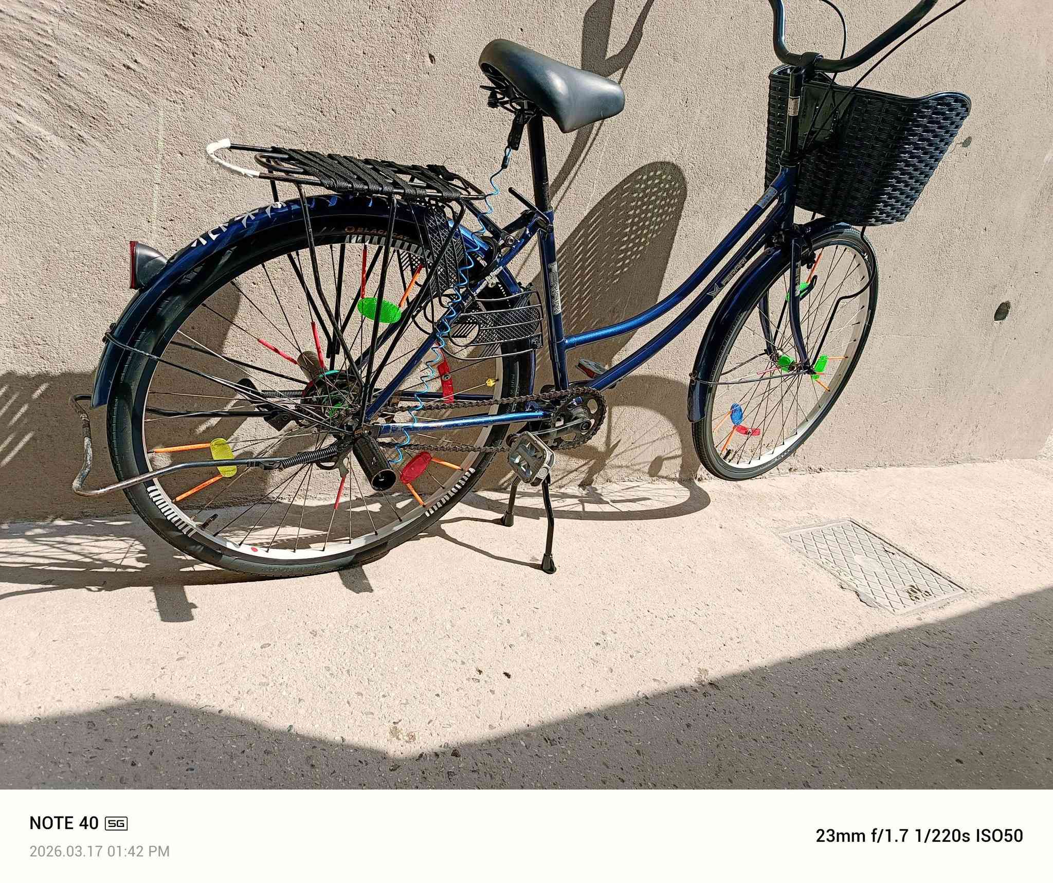 سلام عليكم ورحمة الله وبركاتة  بايسكل بناتي للبيع نضافه ميه عله ميه السعر 75 العنوان بغداد الزعفرانيه رقم التواصل ***********
