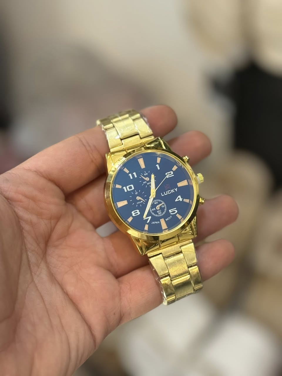 ساعات درجة اولى كلش حلوة ومرتبة سويتلكم عليهن تخفيظ سعر الساعة بس 8000دينار 😍😍😍يا بلاششش 
ساعة ضهر براغي حقيقي 
وتر برو 
كلش حلوة ومرتبة العنوان: كوت داموك الحقوقيين مجاور صيدلية حسني مقابيل كوفي شوب الاصدقاء 
اسم المحل((كلش مناسب))
للتواصل***********
