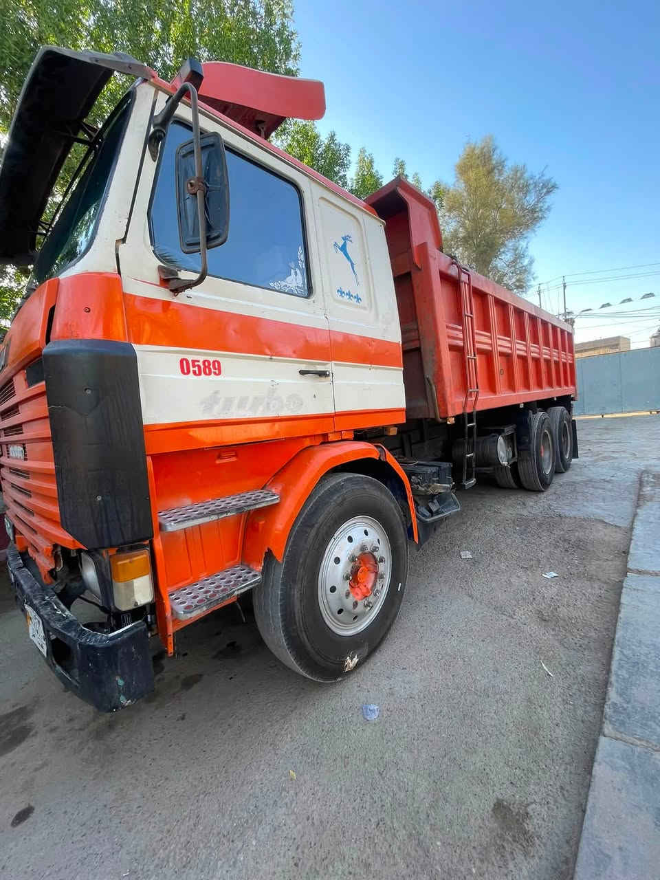 السلام عليكم شباب سكانيا للبيع اصل 142 موديل 1992مكينه 12ونص خير من الله ماتنقص بس بيه شويه خيط بخار مجموعه مان تخم تاير سبرنك هوائي الكدام كير 5 بـ 5 السياره بأسمي تحويل ثاني يوم السياره خير من الله جاهزه للشغل للاستفسار الاتصال ع الرقم *********** غير متواجد ع الفيس
