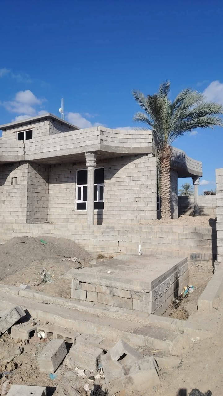 سلام عليكم ورحمة الله وبركاته للبيع بيت واجهيتين  هيكل كامل شقل درجه اوله
تسليح 60x40 أساس + ارتفاع متر 
يتكون من غرفتين 5x4
صاله 4x9
مطبخ 5x5
استغبال 4x6
كلدور 
المساحة الكلي 380 متر 
بوب حديد ثقيل شبابيك كامل 
بس يحتاج سيراميك معا لبخ فقط 
العنوان مدخل البوهيازع وره مدرسه ثانويه موقع كلش حلو غريب عليك السايدين 50متر ول مصتوصف 
كامل خدمات 
السعر مناسب جدا خاص 
رقم الهاتف *********** خابر ودلل ***********
