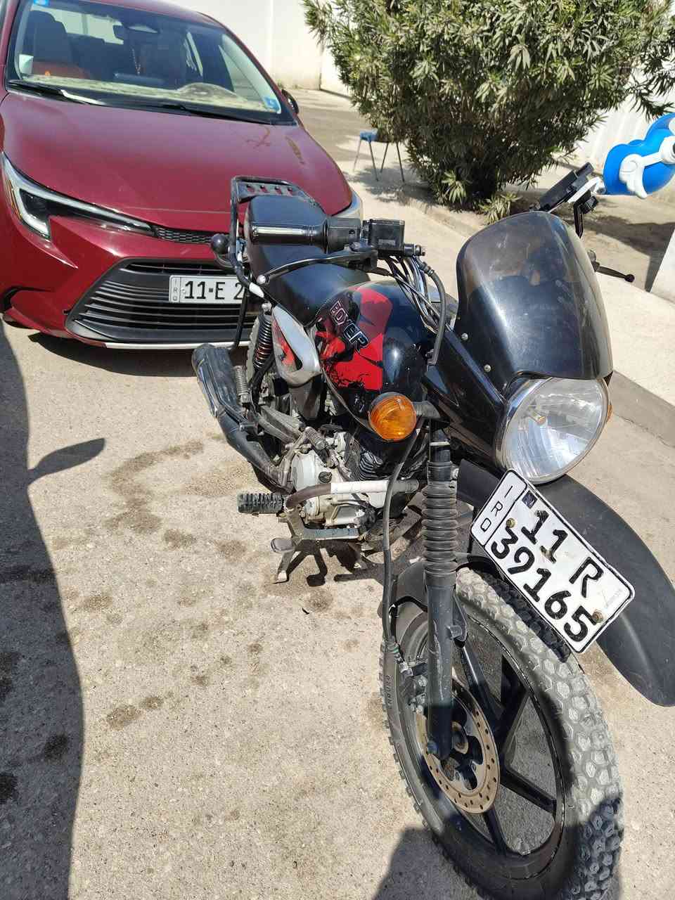 السلام عليكم شباب بوكسر موديل 2023 دراجه مجفته ما بيه اي نقص بس رقم ضايع عندي ومسوي بلاغ عليه تجي *********** سعره مليون800
