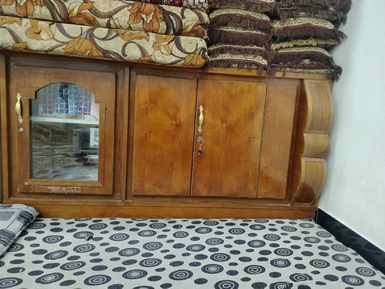 السلام عليكم كنتور البيع سعر كنتور نضيف 250بي مجال /سعر البوفيه نضيفيه سعر 125بيه مجال سكن الفلوجه)/***********
