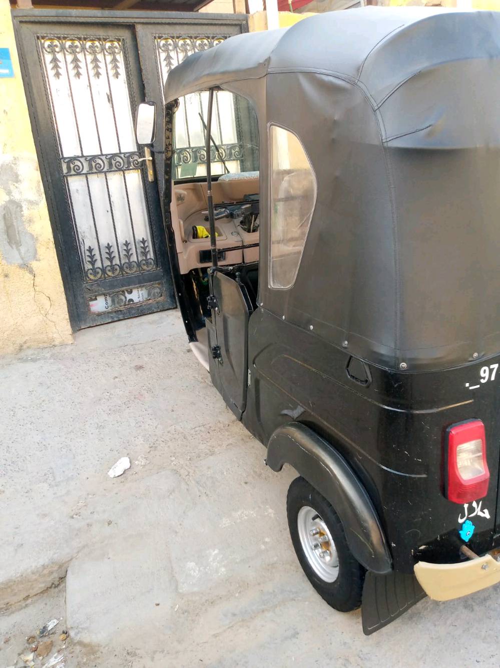 تكتك... لون... أسود... مديل//تكتك باجاج مديل 22 شهر ال 9 للبيع رقم و سنويه باسمي مشروع وطني تتحول بالبصره رقمه ذي قار الرقم الانكليزي بعده بالمرور دافع فلوس الرقم للمرور و الوصل عندي مال استلام الرقم تكتك نضيفه وخير من الله ما ناقصه اي شي تجي و تشوف بعينك الجسد بي شخوط قليله شوف العين سعرها ٨ و نص قفل شراي هلا بيك تكسر بسعرها ما ارد عليك والله يرزق الجميع ... ملاحظه التكتك مجفته تجفيت شركه صارله سبوعين + مبدل كلجات و زنجيل 