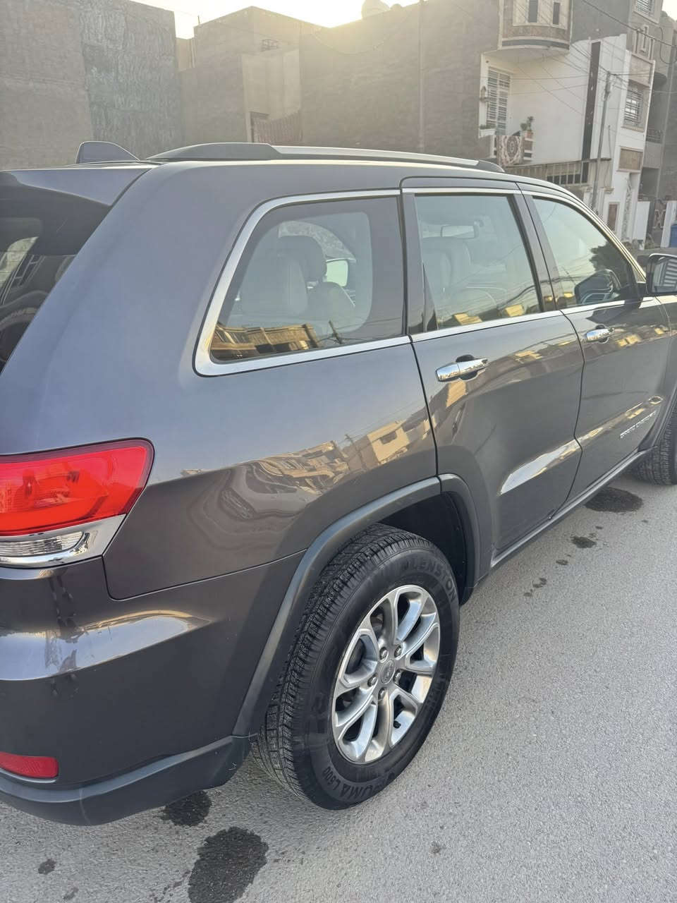 السلام عليكم ..
جيب شيروكي 2014 لمتد 
الحادث مبين بالصور والسونار صبغ فقط 
فول مواصفات عدا الفتحة 
گير مكينة حدادية صدر تبريد كله خير من الله
ماشيه 79 الف ميل 
رقمها بغداد انگليزي بأسمي 
السعر 185 
مكان السيارة بغداد - حي الجهاد 
للإتصال :- ***********
