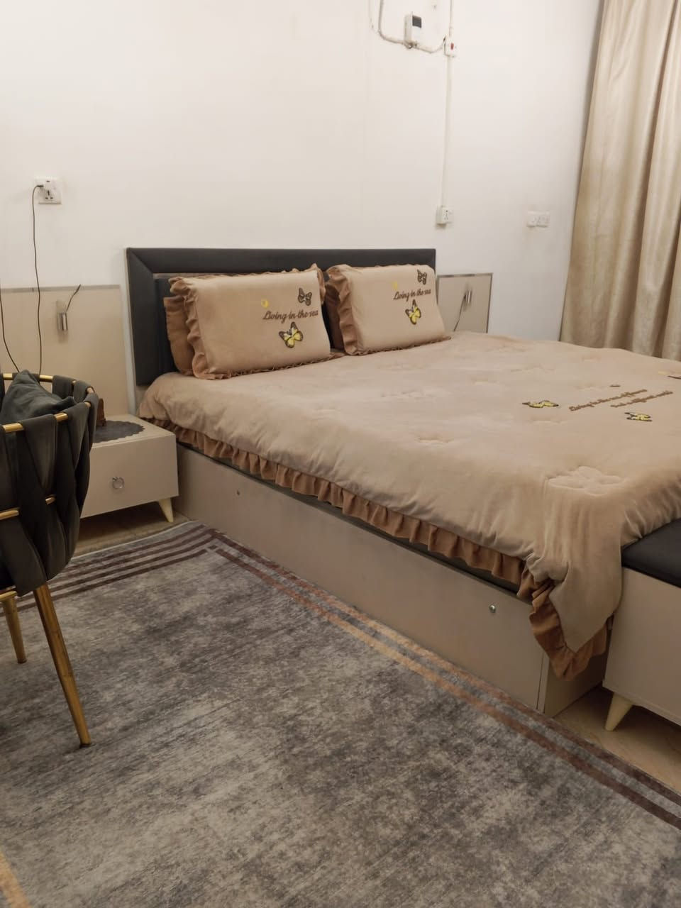 السلام عليكم غرفه نوم تركيا جبيره وجديده 8 قطع لون أوف وايت العنوان بغداد الاعظميه السعر 800 الرقم ***********
