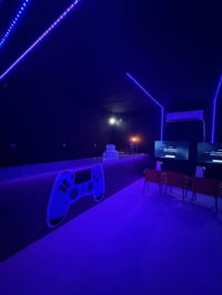 قاعة جاهزة • ٢٥ شاشة ٥٥ • ١٥ بلي فايف