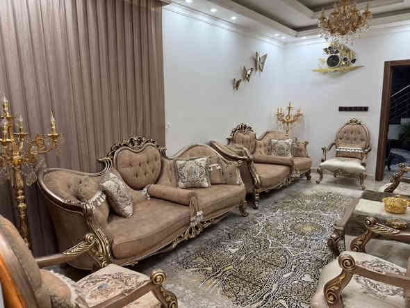 السلام عليكم 
عندي  تخم تركي  وسجادة ايرانيه   وميز تلفزيون   للبيع 

 تركي ملكي  جديد جدا جدا ضخم 
خشب زان 
صبغ حراري 
نقوش وحفر يدوي 
١٠  مقاعد
حفر ونقوش ملكيه
قماش المقاعد  ايطالي درجه اولى

اخوان هذا  التخم    راقي  وغالي  الي ايدور شي رخيص هذا التخم ميفيده
سعر  الجديد بالسوك    ب ٥ ملايين 

اني رايد التخم الواحد  ب   ٣  مليون      ومجاله  بسيط

وعندي سجادة  كاشان ايراني استخدام موسم واحد فقط  جديده جدا جدا جدا  
١٢٠٠   شانه
٣٢٠٠   التراكمي ( يعني كثافة السجاده)
السعر    ٦٠٠   ومجاله بسيط 
  

وعندي ميز تلفزيون جديد استخدام كلش قليل للبيع  السعر     ٢٠٠   الف   

مكاني 
بغداد   الكرخ  حارثيه   شارع الكندي
قرب مول بغداد
سبب البيع بيتي صغير والتخم ضخم
***********
