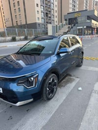 للبيع فقط كيا نيرو كهربائية شحن بلشحنه الوحده تمشيك 550كيلو موديل 2023...