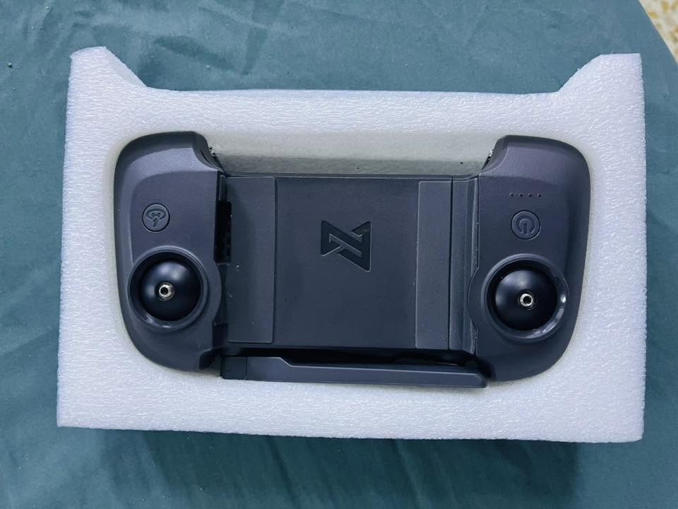 درون فيمي مني 3 fimi mini
مع بطاريه plus + بطاريه عاديه عدد الدورات 3 فقط 
مع ميموري سانديسك اكسترا برو 4k.   64k
*********** مكاني موصل توصيل ماكو
