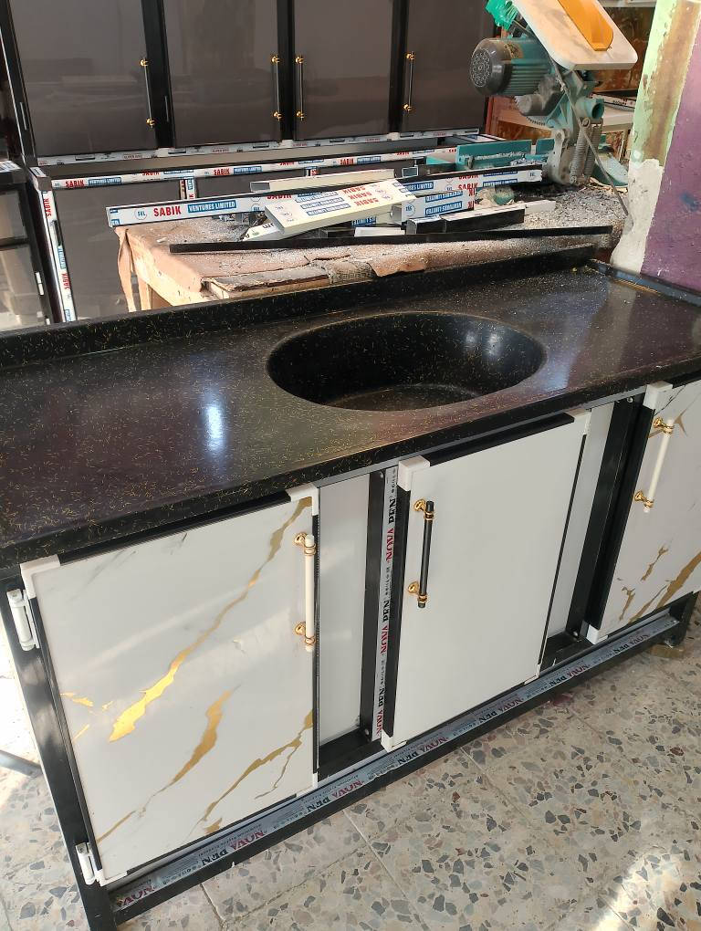 سلام عليكم كاونتر سنكي مرمر شهر مستعمل للبيع نظيف لسعر 175جدا تزكام درجة ولا حي العسكري لعابد ومقابل مستوصف ***********او*********** كربلاء, العراق
