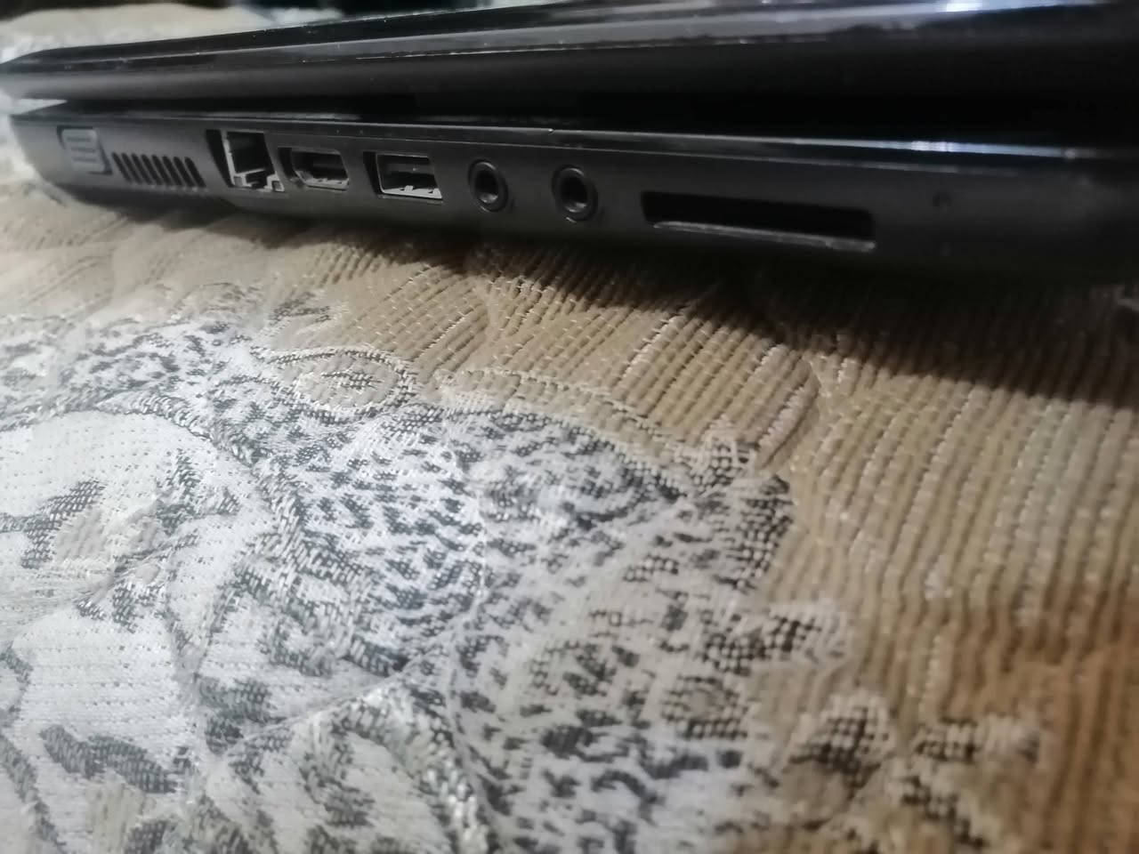 مواصفات الجهاز التقنية:
​نظام التشغيل: Windows 7 Ultimate (نواة 32 بت - X86-based).
​المعالج (Processor): AMD E1-1200 APU (سرعة 1400 ميجاهرتز، ثنائي النواة).
​الذاكرة العشوائية (RAM): 4.00 جيجابايت (المتاح منها للاستخدام هو 3.48 جيجابايت، وهذا طبيعي في أنظمة 32 بت).
​إصدار البيوس (BIOS): Insyde F.13 بتاريخ 2012.معالج E1-1200 مخصص للمهام المكتبية البسيطة جداً وتصفح الويب الخفيف. ستلاحظ بطءاً كبيراً إذا حاولت تشغيل برامج حديثة أو متصفحات متطورة (مثل Chrome أو Firefox بأكثر من تبويب).
السعر:50 وبيها مجال
مكاني بعقوبة الكاطون (حي اليرموك الثانية)


**إذا كنت صاحب هذا الإعلان وتريد حذفه لأي سبب، رجاءا أرسل رسالة إلى الدعم الفني**