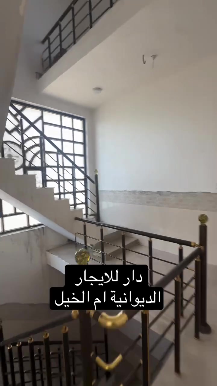 #دار_للايــــجــــار في ام الـــخــيــل شـارع المــسـبـح
#طـابـقـــيـن يحتوي ع 
-غرفتين نوم 
-صاله عدد 2 
-براني
-مطبخ 
-صحيات عدد 4 
- طارمة
((سعر الايجار 400 الف))
***********
