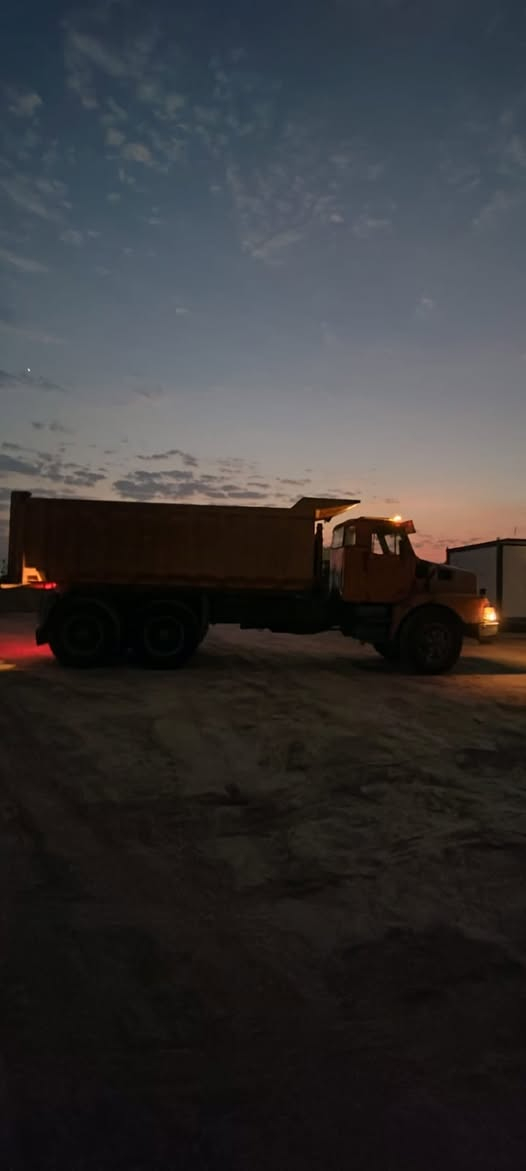 من رخصت الأدمن المحترم للبيع فالفو موديل 1981سياره مكفوله من كلشي وجاهزه  للعمل ما نقصه اي شيء مكينه الا تبخير والا تنقيص تايرات نص عمر  رقمه شرط التحويل الراغب بل شراءاتصل بيك خير ودلل ***********/***********
