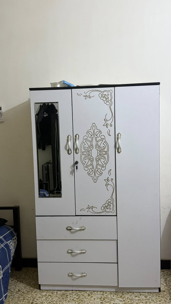 كونتورة 3 أبواب مع أدراج ومرآة
-    تصميم MDF أبيض
-مستخدم قليل ونضيف جداً
أستفسار على الخاص مباشرة او واتساب:***********📞
السعر 120وبي مجال بسيط🤍
