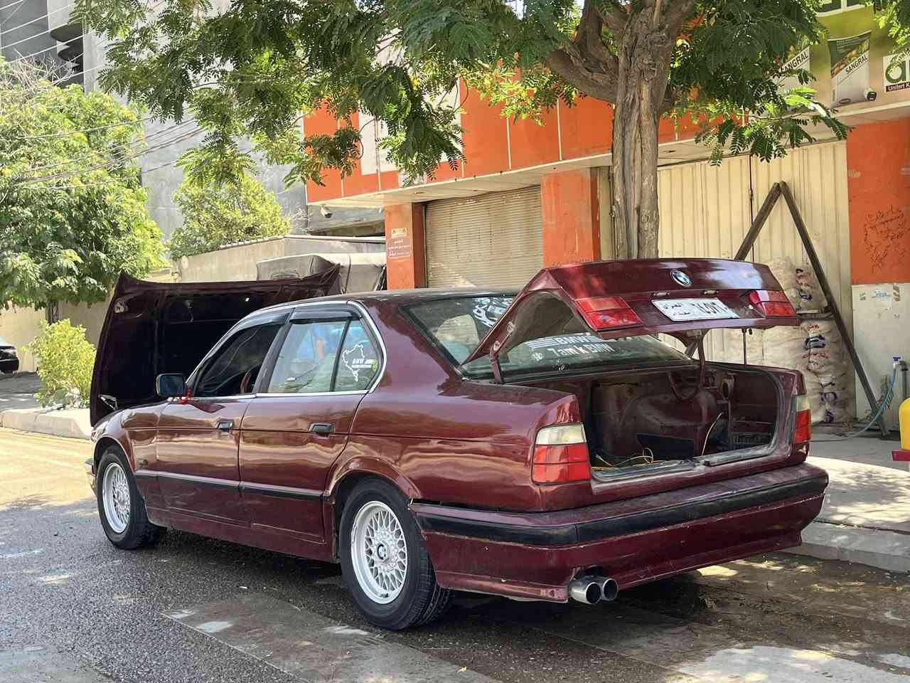 بیئێم
مۆدێل ١٩٩٤
فول فولە سەیارەکە
گیر تۆماتیکە 
 ٥٢٥دیجیتاڵە
دوگومی sبەفرەکە ئیش دەکات 
سلایدە
لایت ئەڵقەیە
پێش پانە
دەعامی بەردەموو دوای سپۆرتە
دەبڵ جگمەچەیە
٦کەلیە
ناو فۆرمیگایە
٤جام کارەبا
دەبڵ ئێرباگە
کەرەبای گش گیانی مەزبوتە
عەیبوو عاری تەنیا پێشەکەی کەمێک دەسکاری ئەوێت 
بان بۆنیدەکەیشی کەمێک مەعجون کاری ئەوێت
سعری ٣٦مەعامەلە ژ.م ***********
