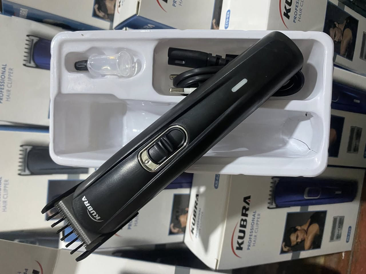 مەکینەی حەلاقی سفر وەک موس
شەحن و کارەبایە 
بە جوملە ٥هەزار
***********
