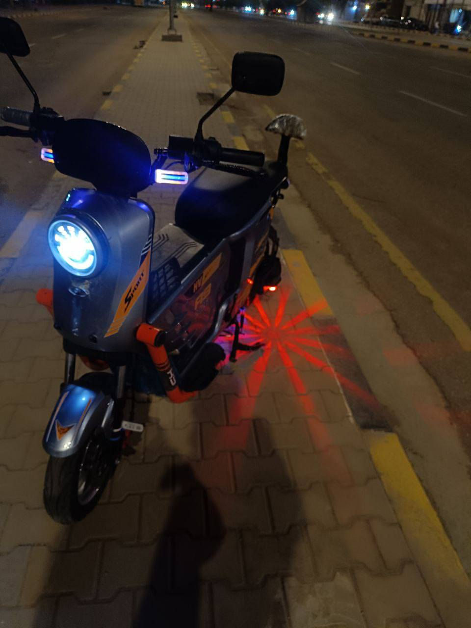 سلام عليك دراجه شحن آر 9للبيع بعدهي جديدة و مزوده بجنطه اماميه الدراجه خير من الله 6بطاريه دبل كبير سرعتها 60حقيقي ومديل 2026 بعدهي الدراجه بحيلها صايرلها شهرين من نزلت من المعرض الدراجه كارت تشغيل وسويج  
نظام R بك خلفي ونضام تثبيت سرعه 
الرقم ما بي واتساب ومتواجد على الفيس *********** و الدراجه تمشيك 60كيلو بل شحنه الوحده السعر 500وبيها مجال للطيبين
