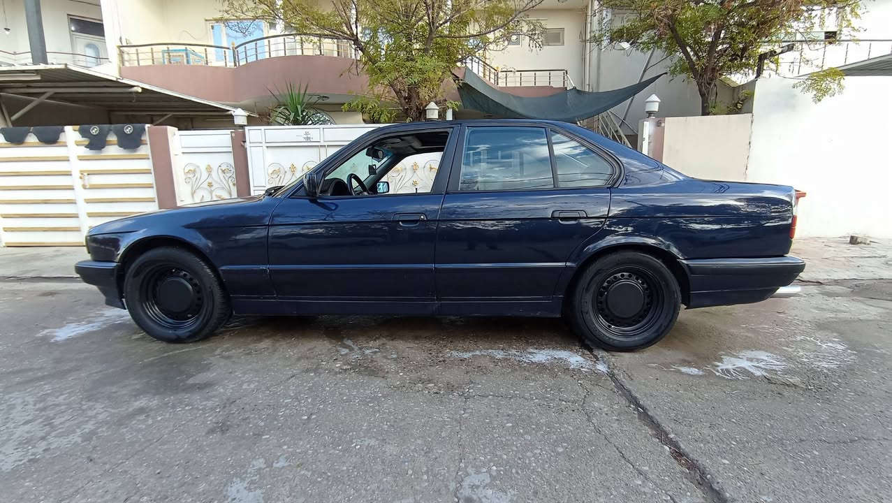 بیلاد 525 / بیلاد ئۆتۆماتیك / 4 جام کارەبایی / سڵاید /
کوشن جلد / تەبرید ساردو گەرم مەزبووتە /  سەنەوی تازەیە / ڕەقەمی تازەیە / هەزەو بەڕاد تازە کراوە / سەنەوی بەناو خۆمەوەیە / وەرەقەی بەنزینی هەیەو بەناو خۆمەوەیە 
گێڕوو مەکینە بەشەرت / لایت دەبڵ عەدەسە / 4 تایەی تازە / 
4 کەپی تازە / ساڵنسا نیکل / سەوتی سپۆڕتە / 2سویچ / 
2 کۆنتڕۆڵ /  گێڕوو مەکینەو کارەبای بەشەرت / لێدراوی هیچ هیچ نیە / ڕەنگی نیلی / ئاسیا***********/
کۆڕەك / ***********
کەركوك.....مۆدێل 1992/
سعری/73 مەجالێکی تێیە
