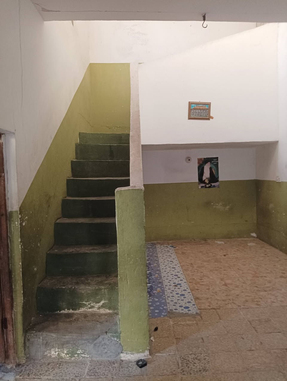 بيت للبيع المساحه 800 متر السعر 50 مليون وبيه مجال للشراي يدلل موقع البيت حي الزهراء على شارع الشريفات ***********
