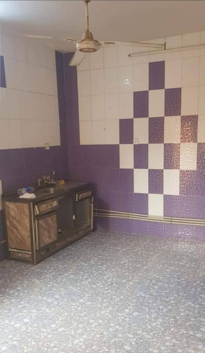بيت في الديوم المربع الثاني  خلف المستوصف 
للا يجار  بيت 
طابق ونص. 
غرفتين  جوه  مع صحيات مشتركه  ومطبخ 
وغرفه واحده طابق تاني  
سعر ٢٠٠ الف قفل . 
اتصل 
***********
