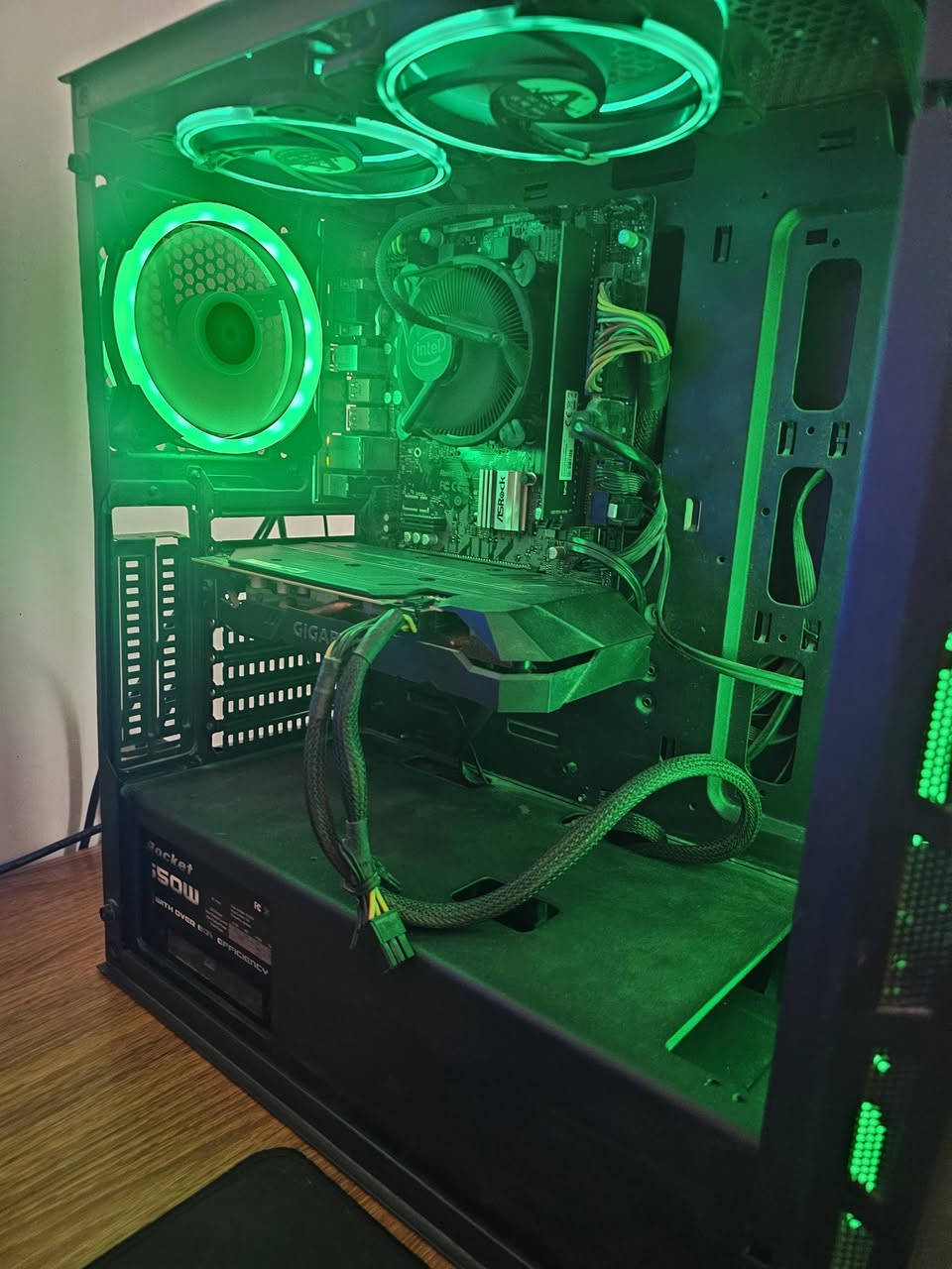السلام عليكم PC للبيع
معالج i5 الجيل العاشر 
كارت  1660 Ti
رامات 16 
مذربورد h510
هارد ssd 128 + hdd 1T
بور سبلاي 650
شاشة حجم 27 60 هرتز
السعر 550 الف 
مكاني بغداد ماعندي توصيل
واتساب ***********
