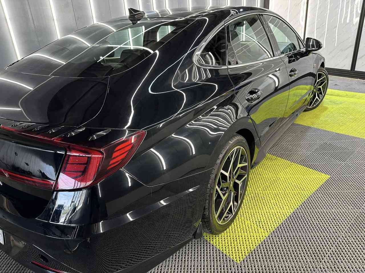 السلام عليكم للبيع
سوناتا ان لاين(2500) تيربو مرغوب 

موديل :2023

‏NLINE : الصنف

سعة المحرك : تتمتع سوناتا N Line الجديدة كلياً

بمحرك توربو GDi 2.5 يولد قوة قصوى تبلغ 290

حصاناً مع كير دبل كلج 8 نمر

اللون الداخلي : جلد وكنتاره رصاصي

نظام توقف تلقائي عند الرجوع

ويل كب NLINE 

‏BOSE  سستم صوت

أكياس هوائية: 10 (جميع الايرباكات اصليه)

المصابيح: زينون - إضاءة ليد- ليزر

‏carplay نظام-

لون اسود

ماشيه42 وقابل للزيادة 

رقم اربيل 

# الحادث ربع البنيد والجاملغ الخلفي ايضاً ربع صبغ 

مكينه كير كفاله

موصفات السيارة

نشغيل بصمه

بانوراما+تبريد قطعين+تبريد شاشة بيانو منفصل تشغيل عن بعد

قياده ذاتيه

تحديد مسار

تنبيه خروج عن المسار

نقطه عمياء

4 رادارات  2  أمامي و 2 خلفي

شاشه كبيره +كامره دواره دقه عالية

لايت زنون 4عدسات الانارة الداخلية لد

فول تحكم ستيرن

+كير بصمة +هاند بريك بصمه+أبواب بصمة

اوتو هولد +حجر بيئة بلادي

كشن السائق كهرباء +بالكشنات الامامية حضن سبورت

شحن واير لس

شحن السريع

دشبول دجتل متغيل الالون مع وضعيات القياده

٤وضعيات قيادة

نظام ترحيب عند الاقتراب

نضام اوتو هولد-12 سماعة داخلية

رادار جانبي بالمري +اشاير بالمري

مانع تصادم امامي خلفي

السعر خاص او الأتصال ***********

***********
