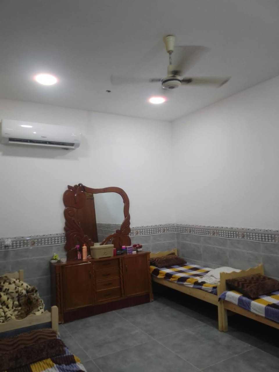 بيت للبيع قرب في الدوانم قرب مطعم الديون العام بناء حديث مساحة 250م يحتوي على غرفتين وصاله ومطبخ واستقبال للاستفسار و تفاصيل البيت على الرقم *********** غير متواجد ع فيس ***********
