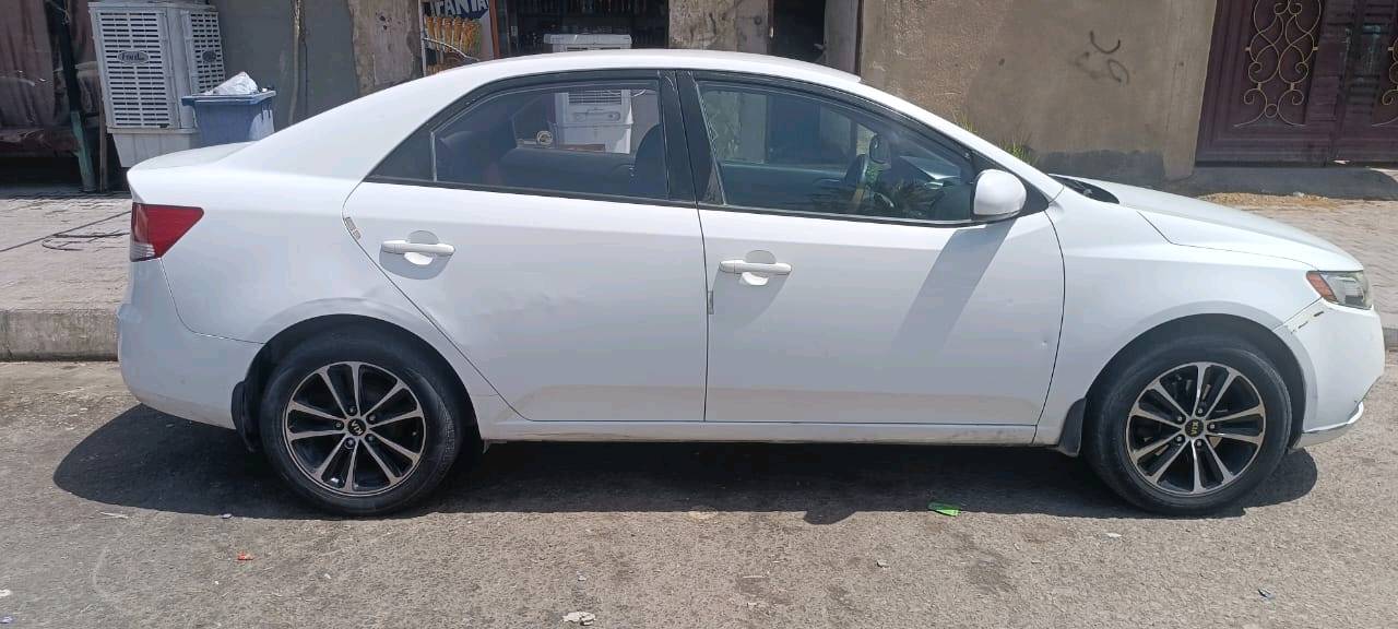 سياره سيراتوا موديل ٢٠١٢ رقم بابل ٣قطع اللون ابيض